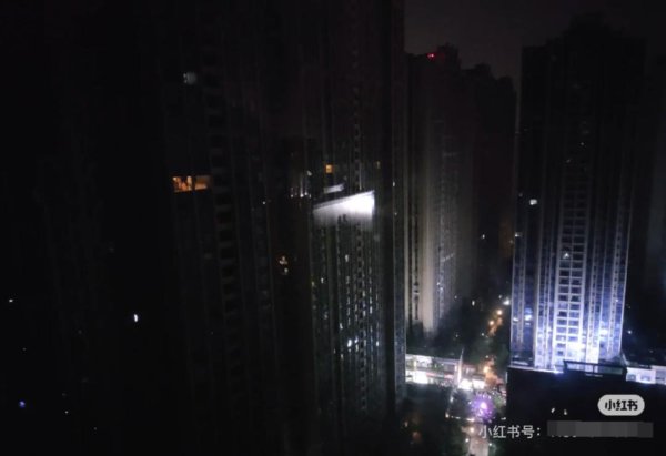 纵信优配 成都一地17日晚多小区停电，有人被困电梯40分钟，附近酒店爆满！凌晨已恢复供电