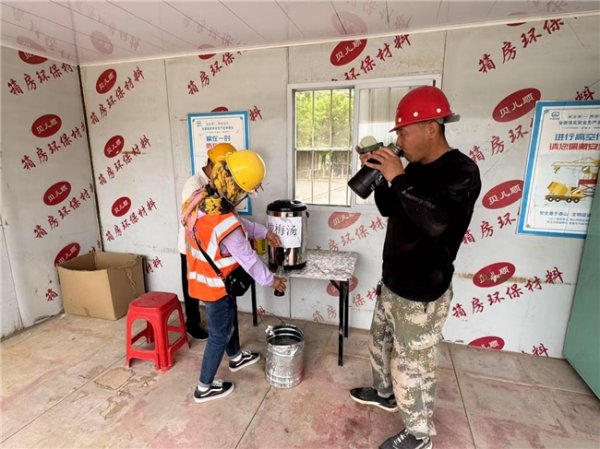 广州配资网 防暑有“凉”策&#32;为工人撑起一片绿荫